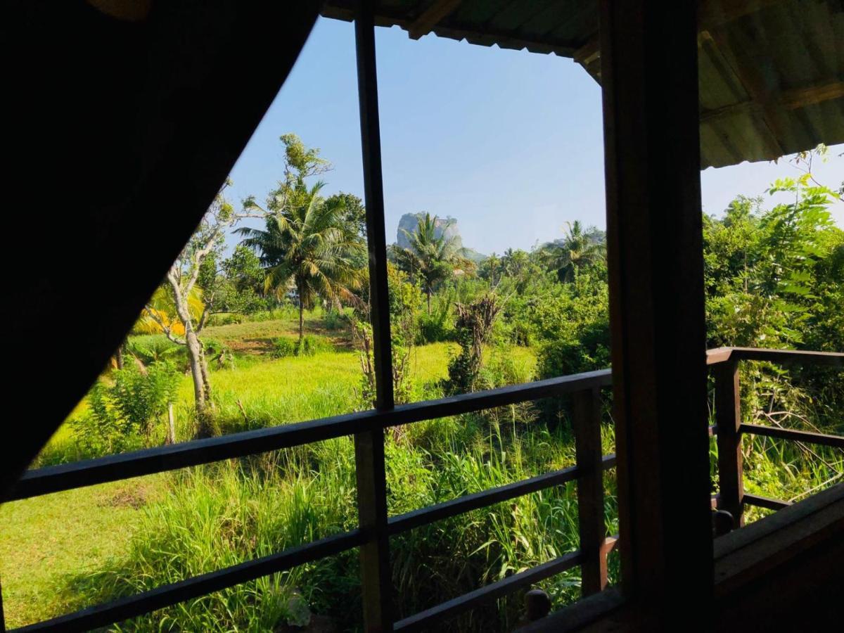 Paddy Field Hut * سيغيرِيا