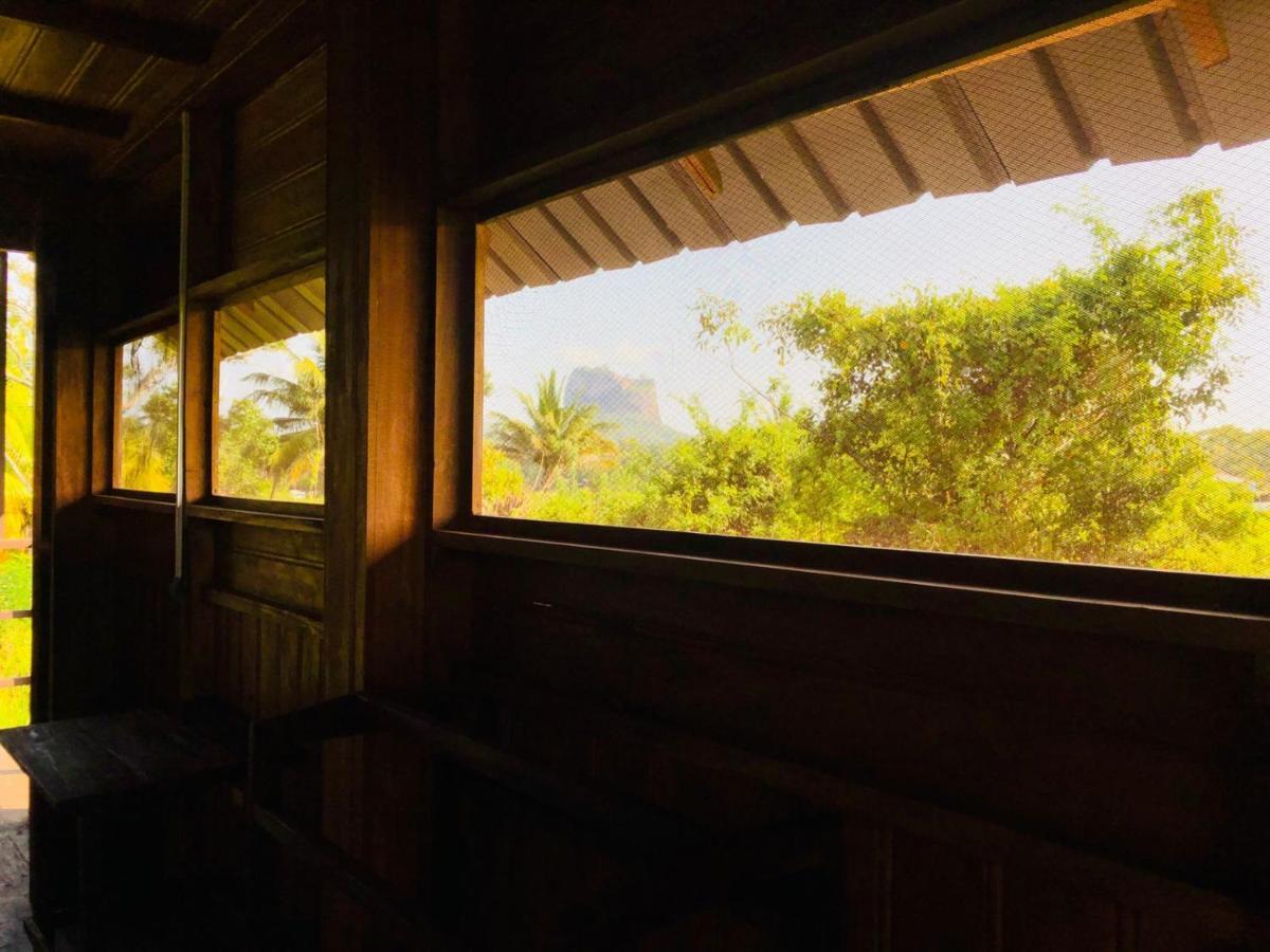 Paddy Field Hut بيت خشبي